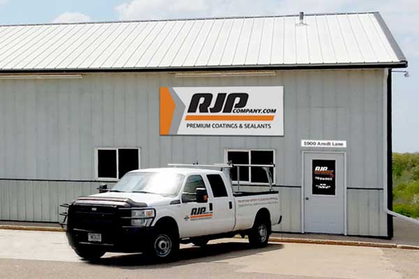 600x400 truck-with-bldg